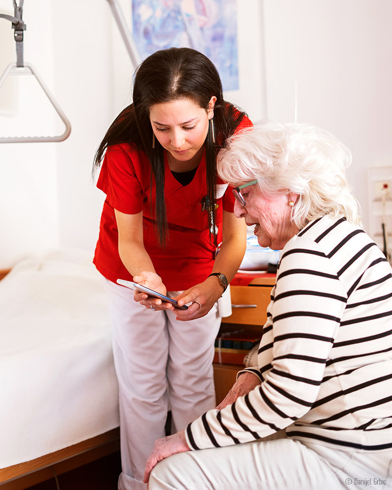 Erklärung der voize-Dokumentation gegenüber einer Bewohnerin