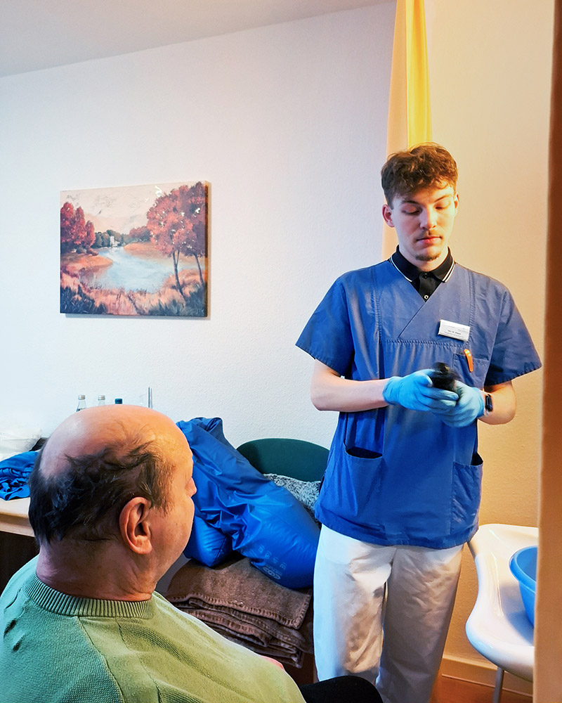 Steven - 
Pflegehilfskraft m.A. im HAF arbeitet mit voize